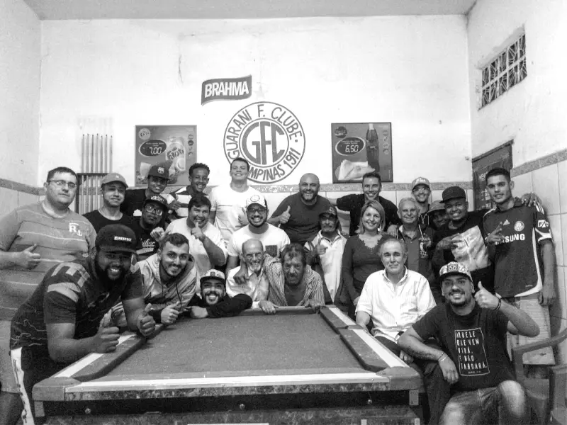 Encontro evangelístico em um bar, ao redor da mesa de sinuca