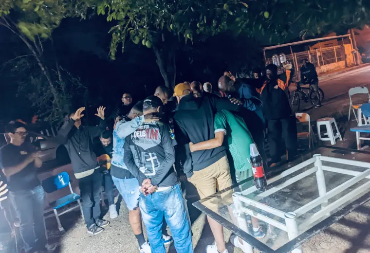 Roda de oração na rua, à noite