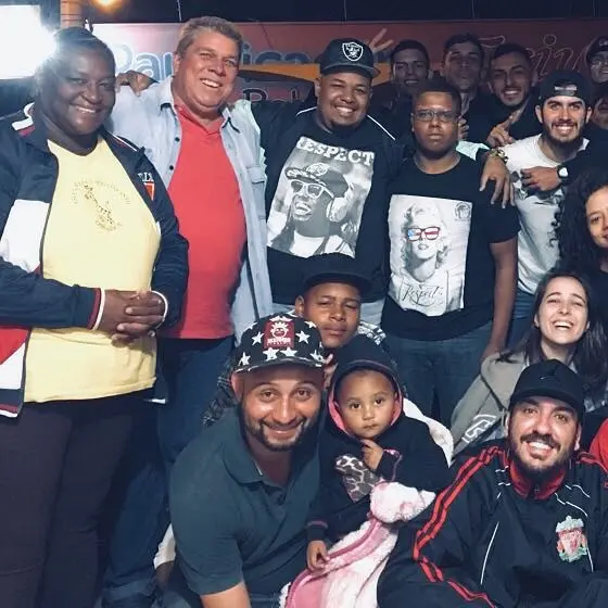 Equipe reunida em noite de evangelismo