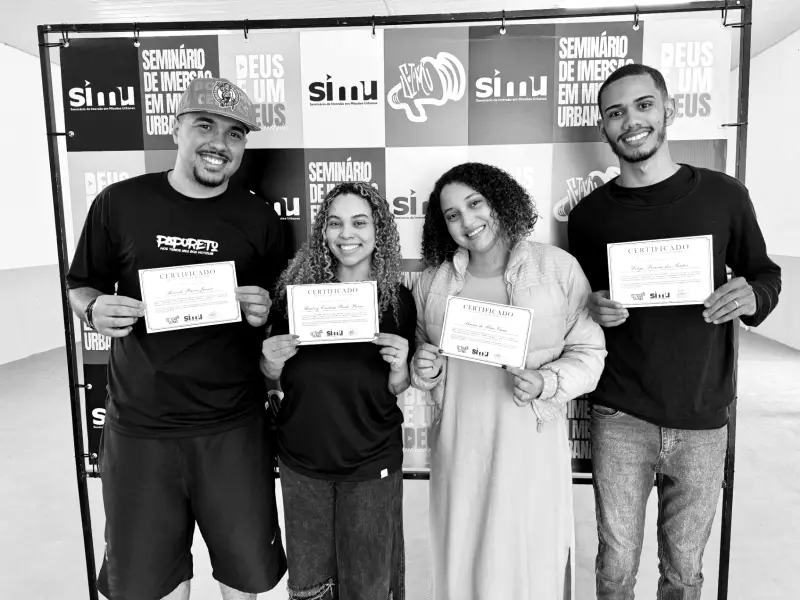 Formandos da SIMU com seus certificados