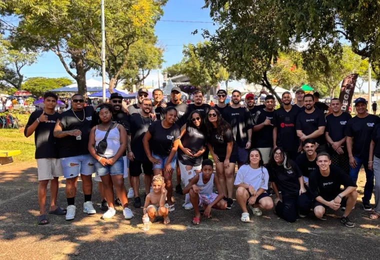 Equipe e voluntários do Papo Reto reunidos em uma ação ao ar livre